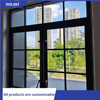 Vecchie finestre con vetro singolo